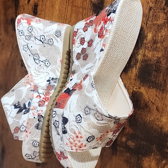 Red printed Patteren Thick Side Water proff Thick Bottom Wedge Sandles Vaction - Picture 5 of 5